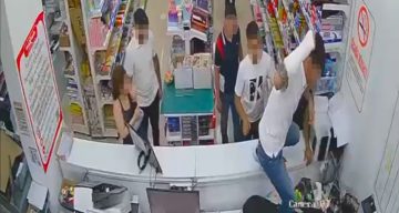 Kırtasiyeyi bastılar, sahibine tekme tokat saldırdılar: O anlar kamerada