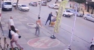 Kız çocuklarını taciz edip kaçırmak istediği iddia edilen saldırganlara müdahale eden yaşlı adam, feci halde darp edildi