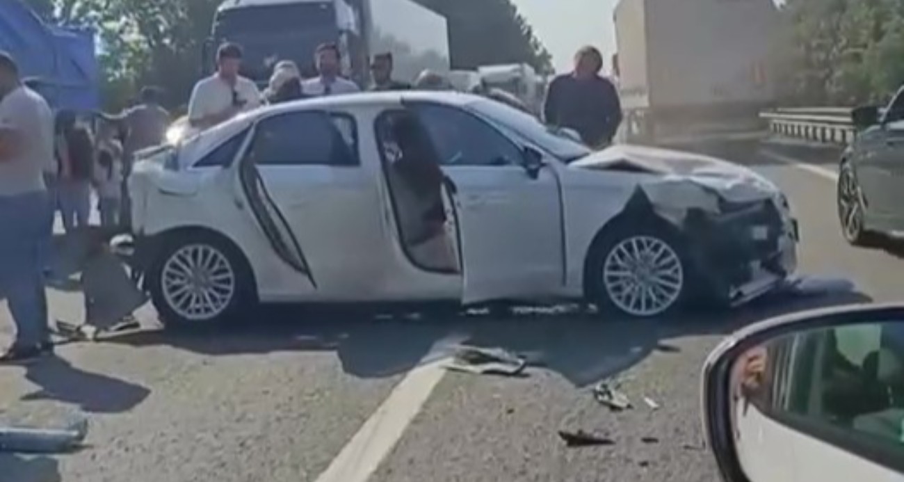 Kocaeli’de iki ayrı noktada 8 araç zincirleme kazaya karıştı