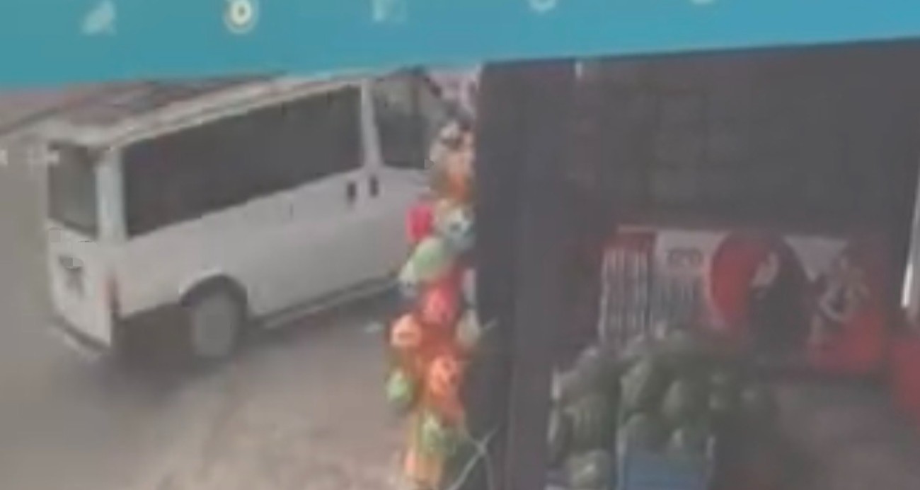 Kontrolden çıkan minibüs evin bahçesine düştü: O anlar kamerada