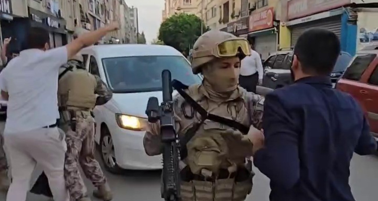 Kuytul çiftine gözaltıyı engellemek için polis aracının önüne yatmaya çalıştılar