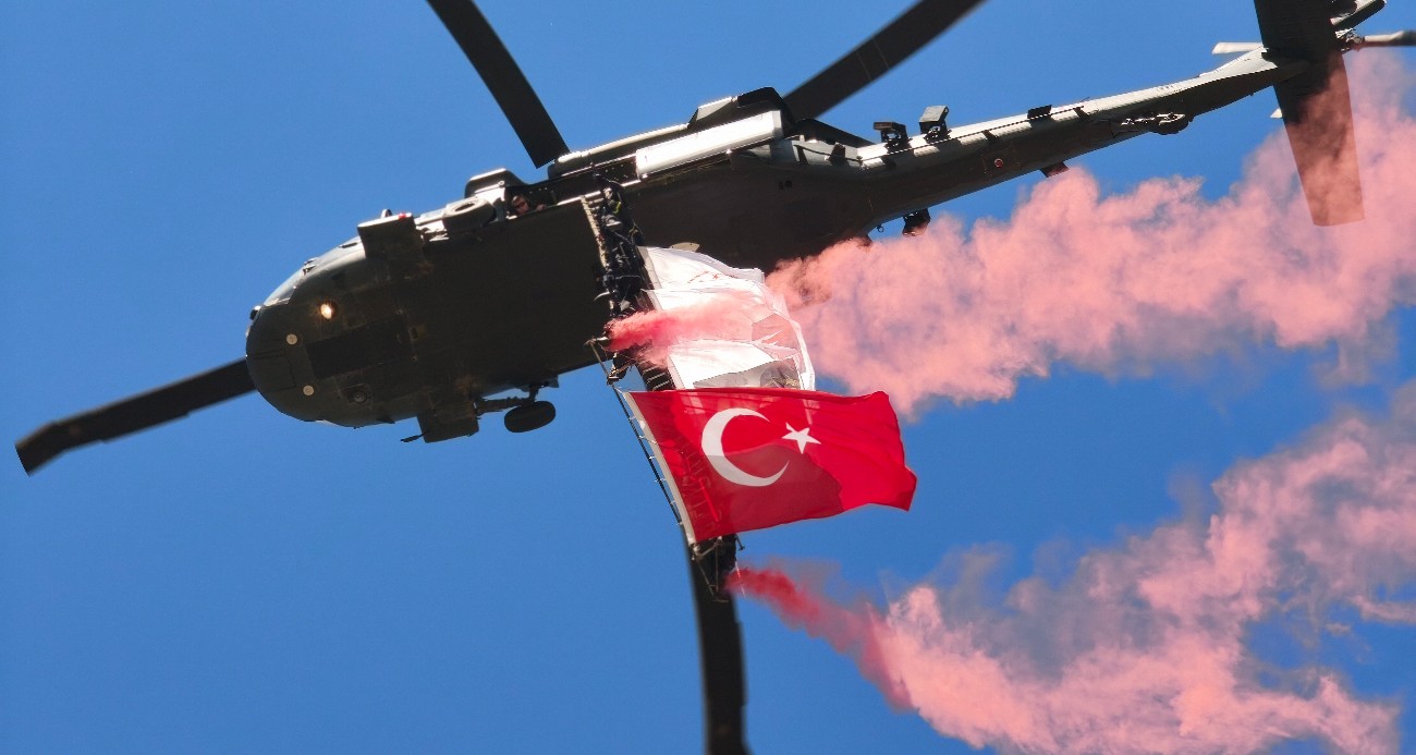 Malazgirt’te jandarma helikopterlerinin gösterisi nefes kesti