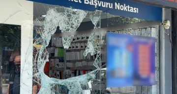 Maskeli hırsızlar camını odunla kırdıkları mağazadan 400 bin liralık telefon çaldı