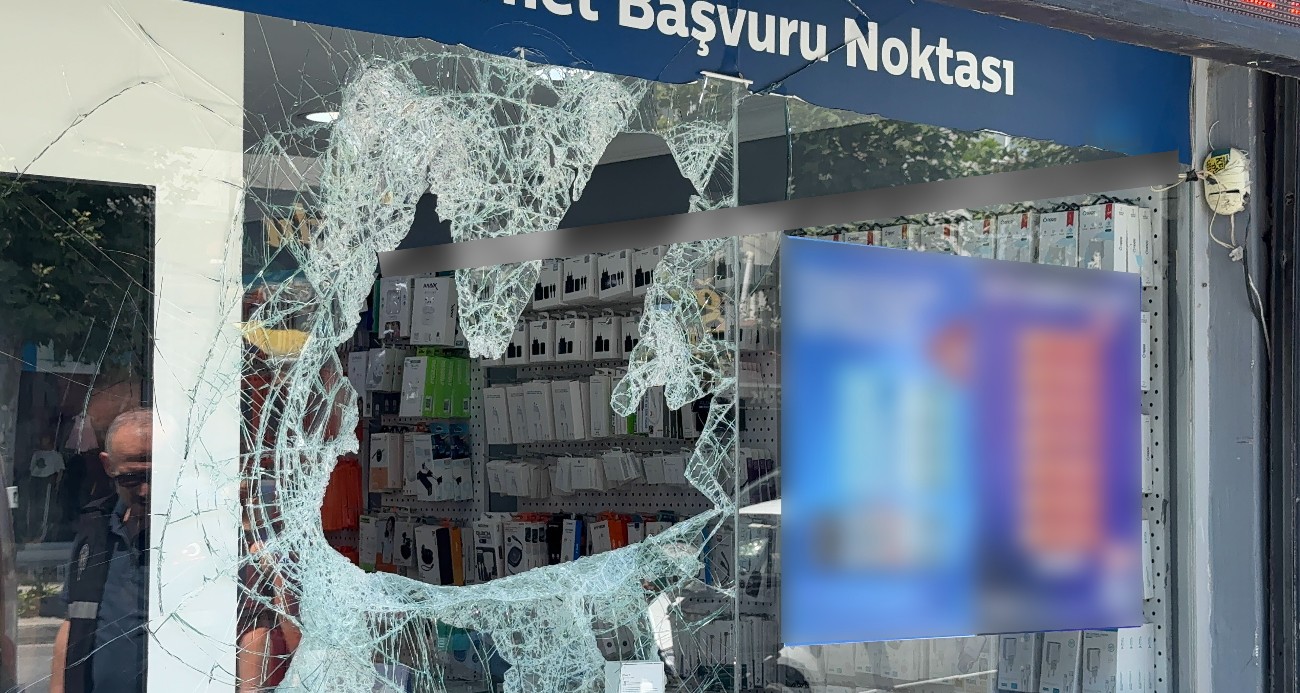 Maskeli hırsızlar camını odunla kırdıkları mağazadan 400 bin liralık telefon çaldı