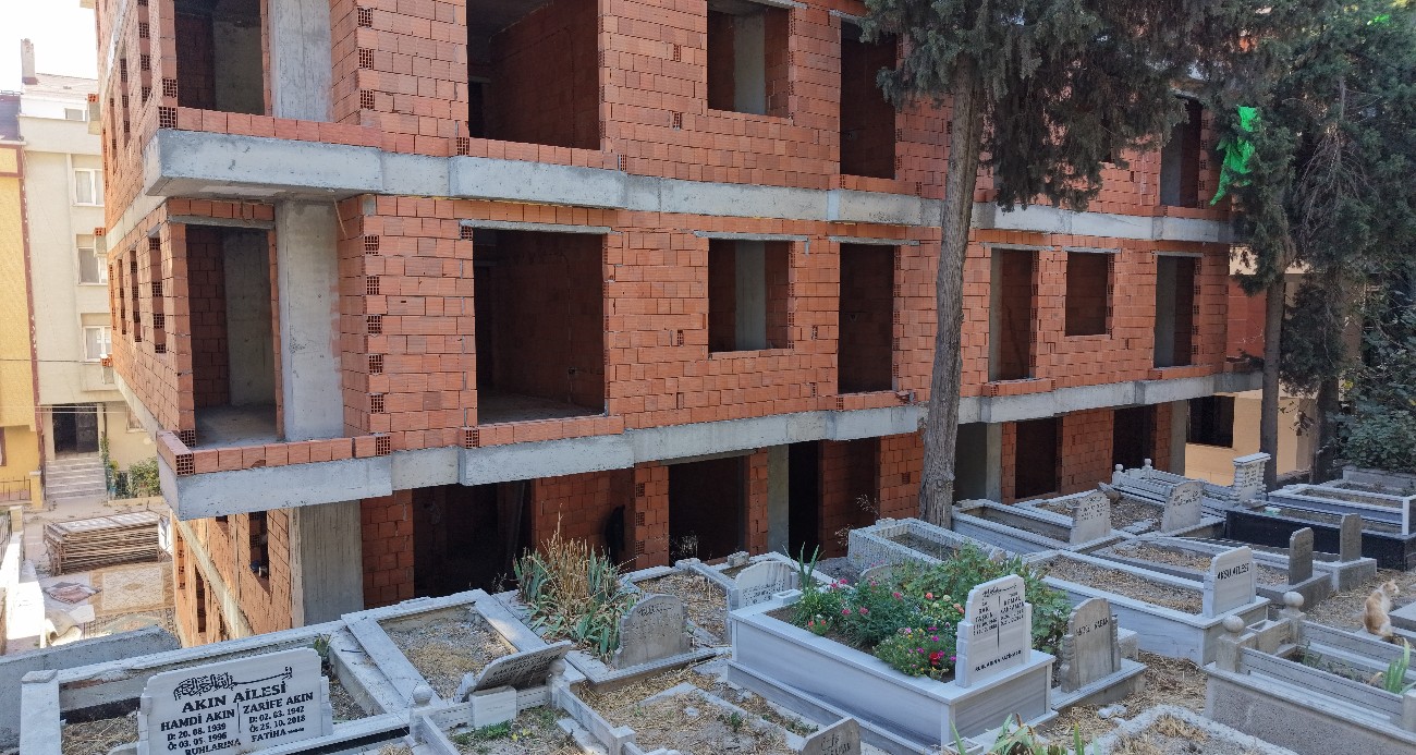 Mezarlık manzaralı sıfır daireler ilginç görüntüler oluşturdu