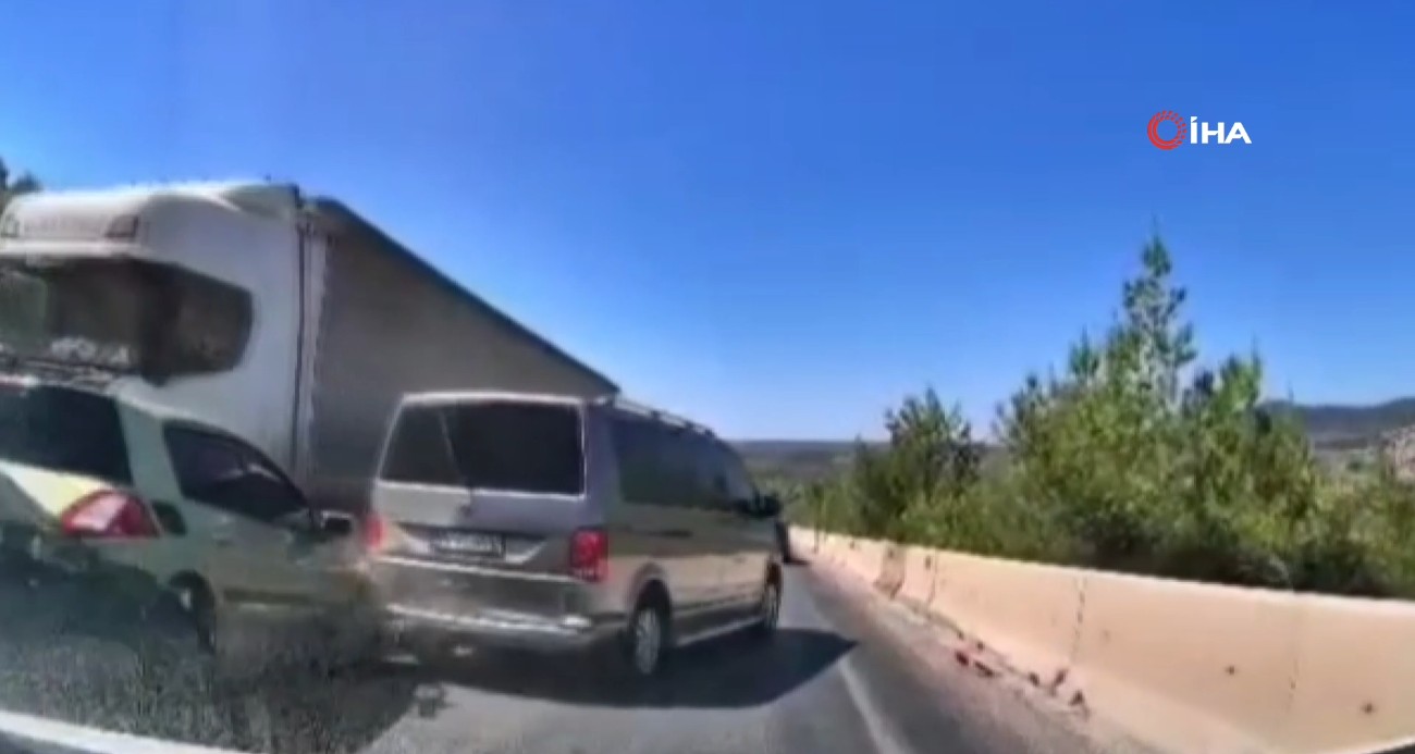 Milas’taki 5 araçlı kaza kameraya yansıdı