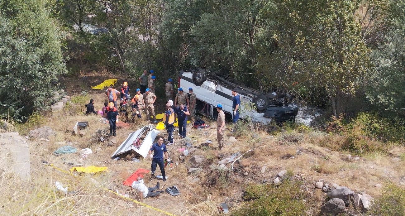 Minibüs şarampole uçtu: 4 kişi öldü, 4’ü ağır 10 kişi yaralandı