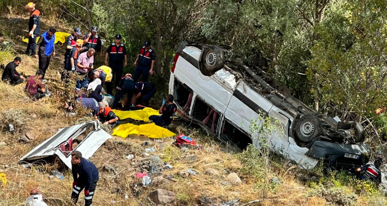 Minibüs şarampole uçtu: 4 ölü, 10 yaralı