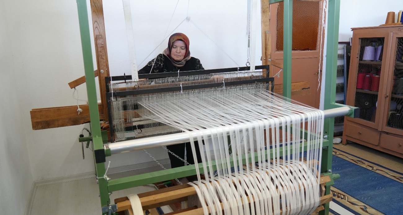 Ninelerini örnek alıp evinin odasını dokuma atölyesine çevirdi, şimdi taleplere yetişemiyor