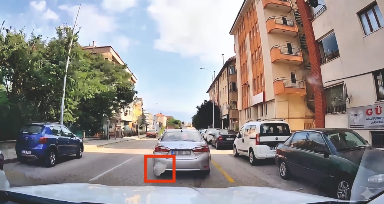 Otomobilden yola çöp atan sürücüyü araç içi kamerası yaktı