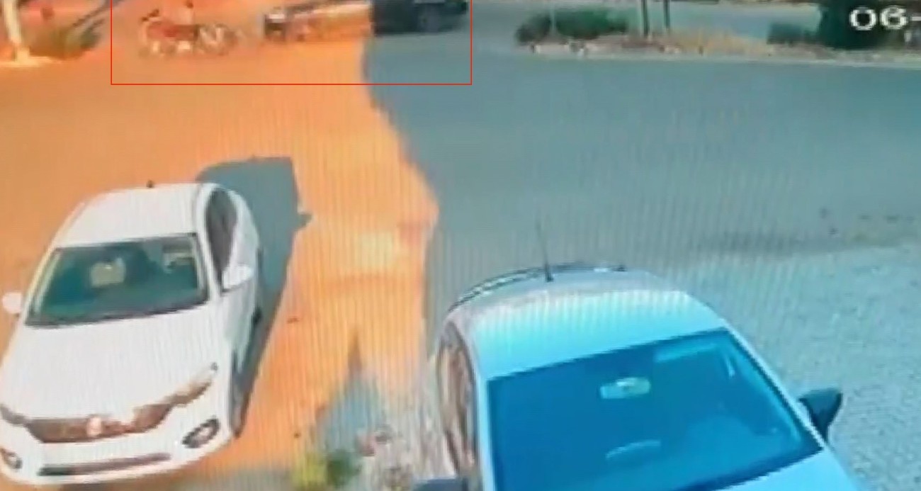 Otomobile ok gibi saplanan motosikletin sürücüsü hafif ticari aracın altında kalarak can verdiği kaza kamerada