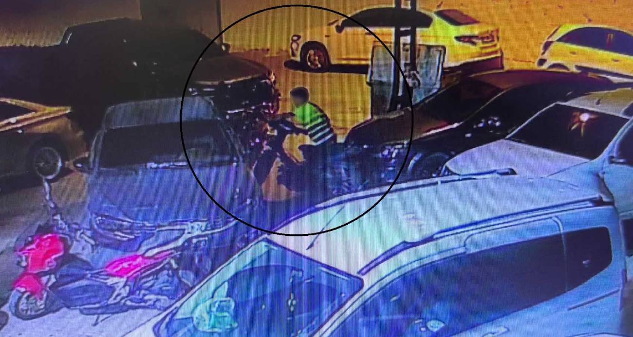Otomobilin arkasında pusuya yatan çocuk hırsız ile gözcüsü, depremde ailesini ve kolunu kaybeden gencin motosikletini çaldı