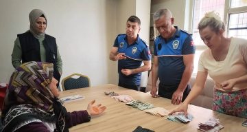 Parkta dilenen yaşlı kadının üzerinden deste deste para çıktı