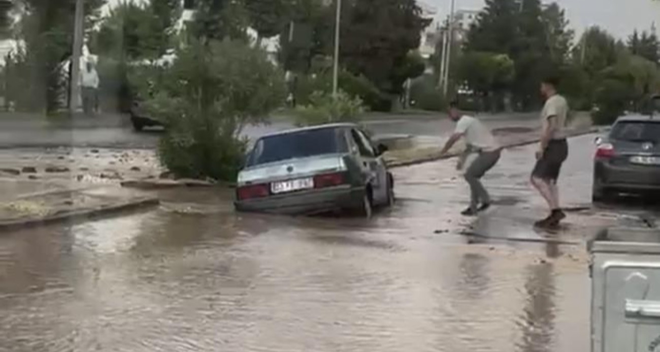 Patlayan su hattı yolu çökertti: Otomobil çukura düştü