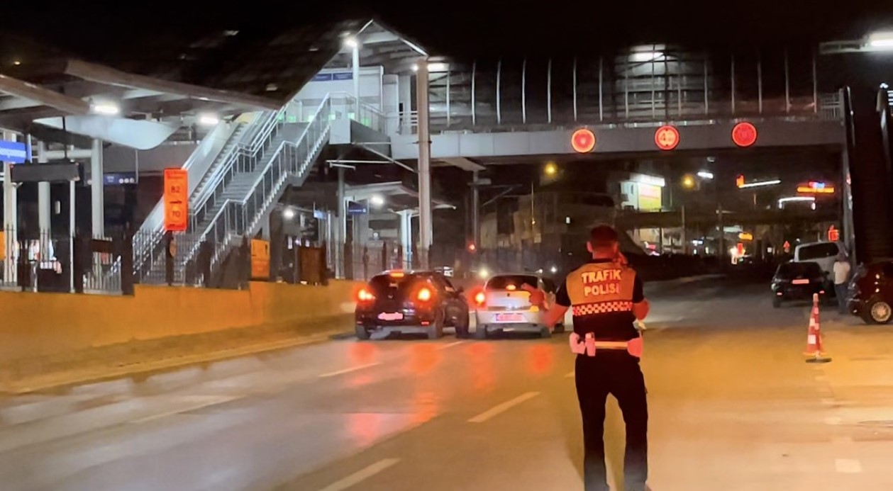 Polisin gözü önünde müşterinin otomobiliyle trafiği tehlikeye attı