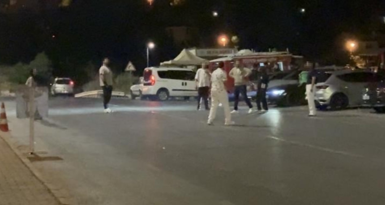 Rahatlıkları pes dedirtti: İşlek caddede top oynadılar
