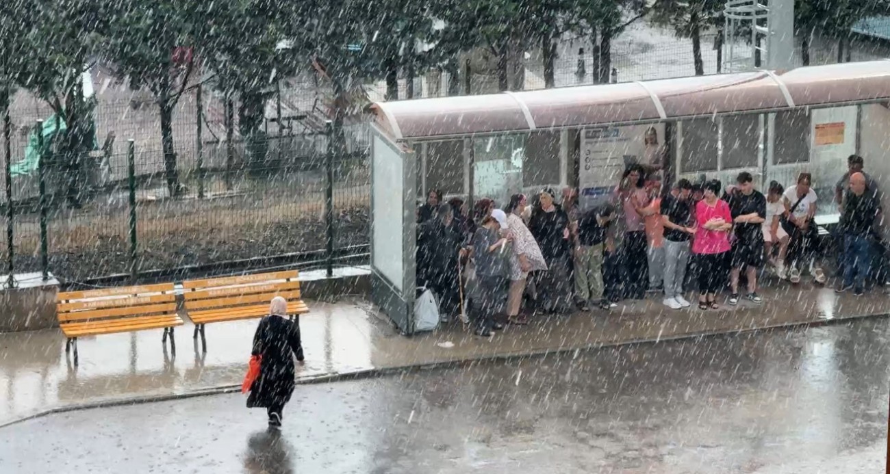 Sağanak yağmurda kimi sığındı kimi yağmurun tadını çıkardı