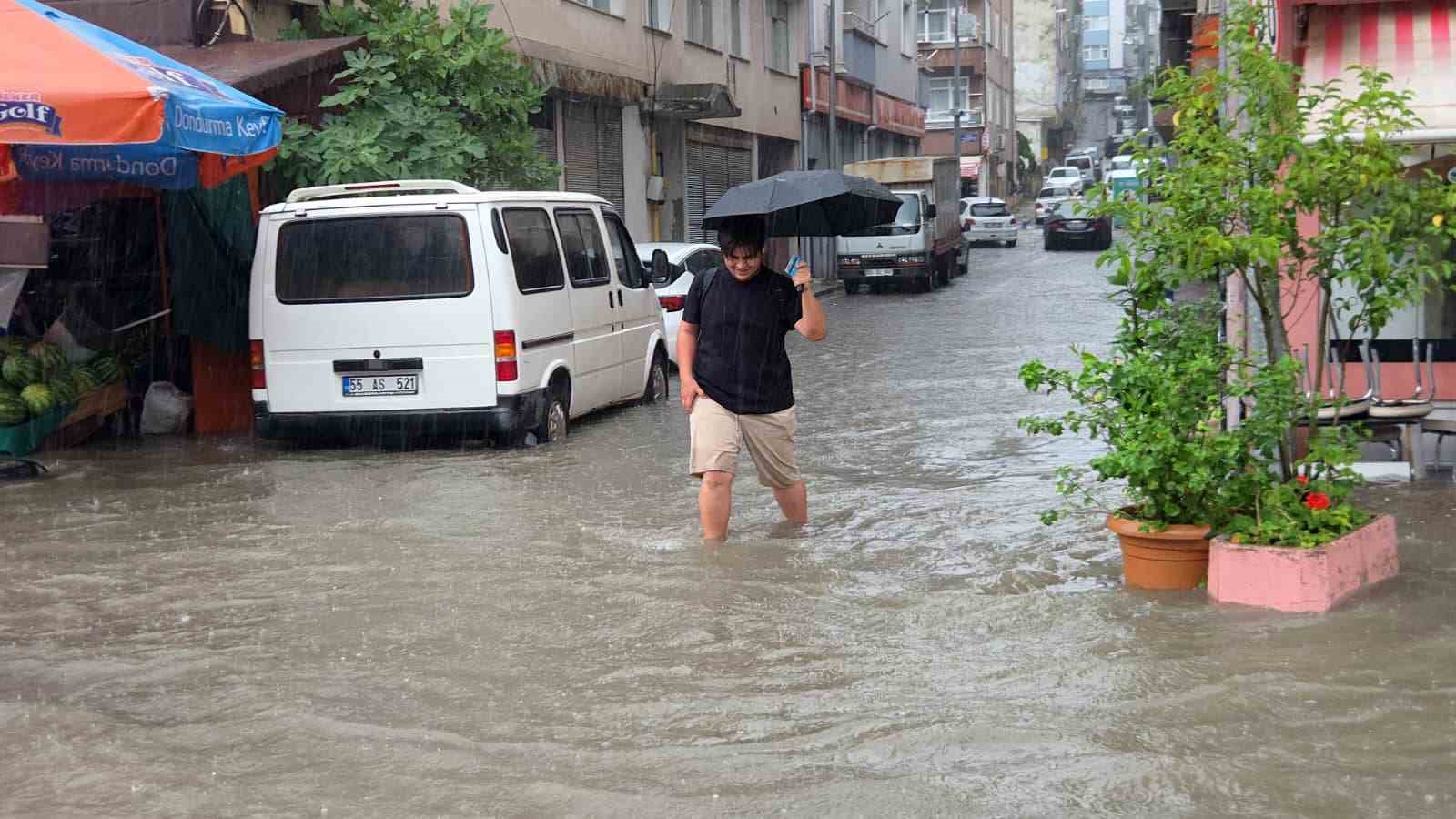 Samsun sağanağa teslim: Canik’te yollar göle döndü