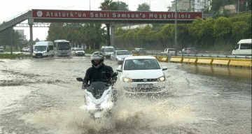 Samsun’da sağanak: Yollar göle döndü