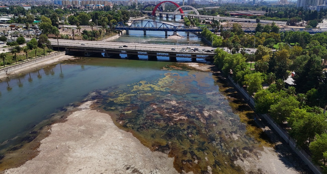 Seyhan Nehri’nde sular çekildi, kirlilik ortaya çıktı