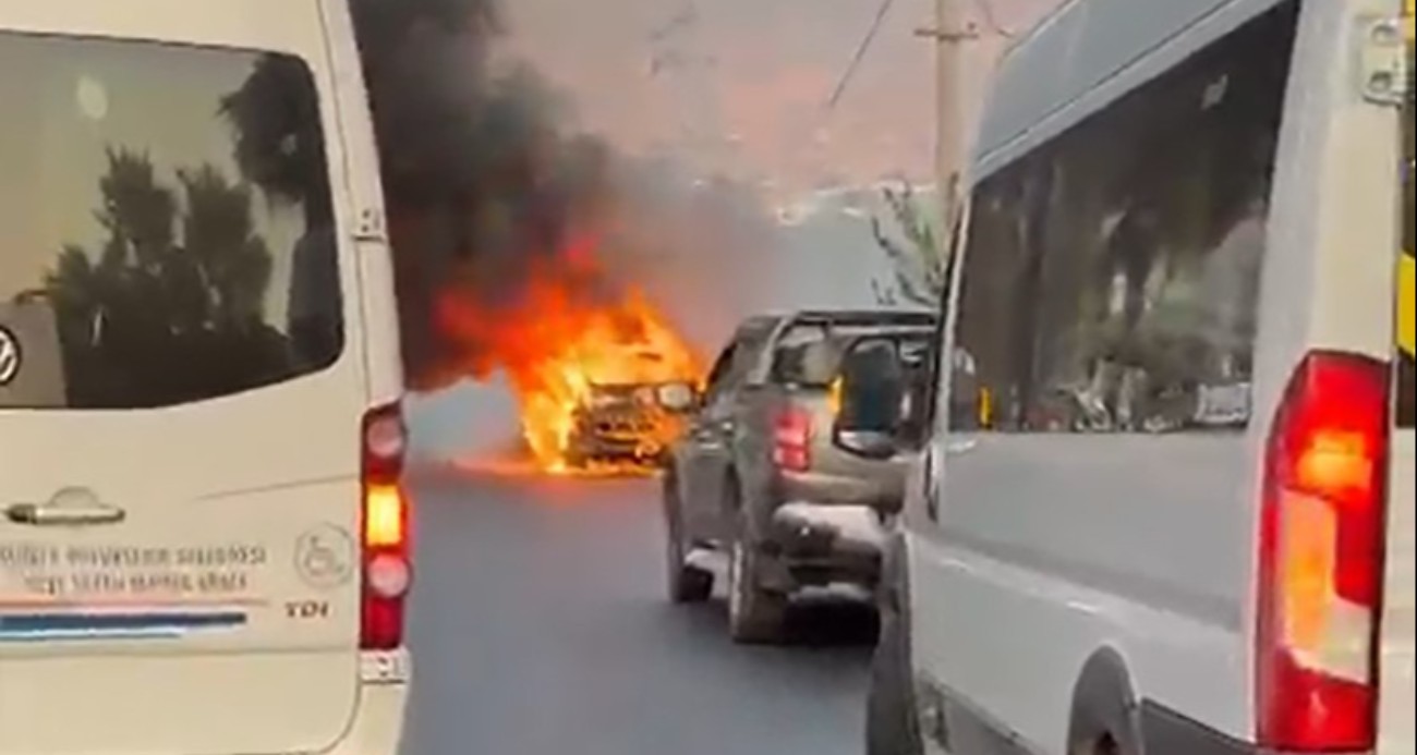 Seyir halinde alev alan araç demir yığınına döndü
