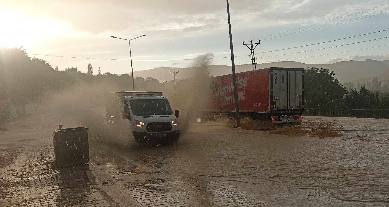 Sivas’ta sağanak yolları göle çevirdi, sürücüler zor anlar yaşadı