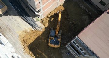 Sultangazi’de temel kazısı sırasında zarar gören binanın çevresindeki 3 bina daha tahliye edildi