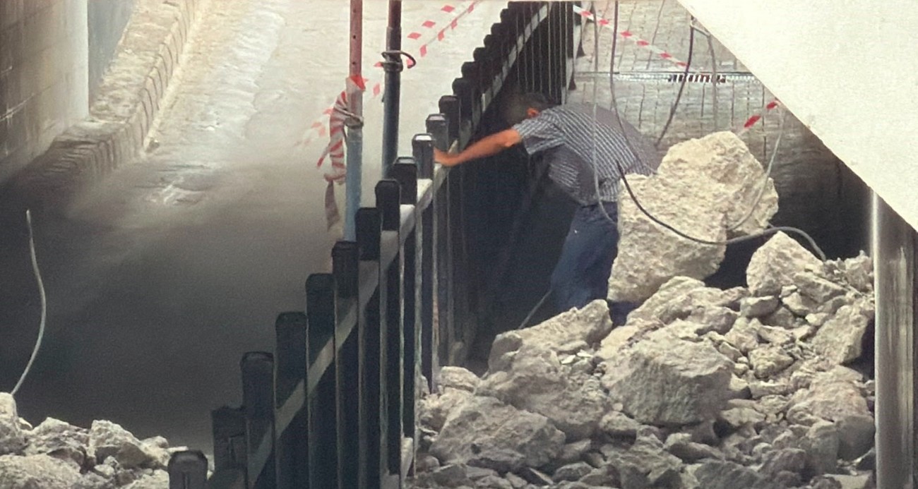 Tehlikeye aldırış etmedi: Çöken alt geçide girip testereyle demir kesti