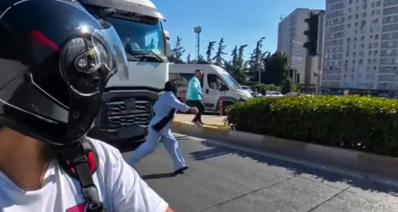 Tırın önünden geçmeye çalışan kadın ölümden son anda kurtuldu