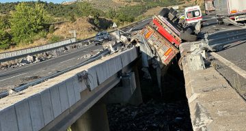 Uşak’ta tır, iki köprü arasına devrildi: 1 ölü