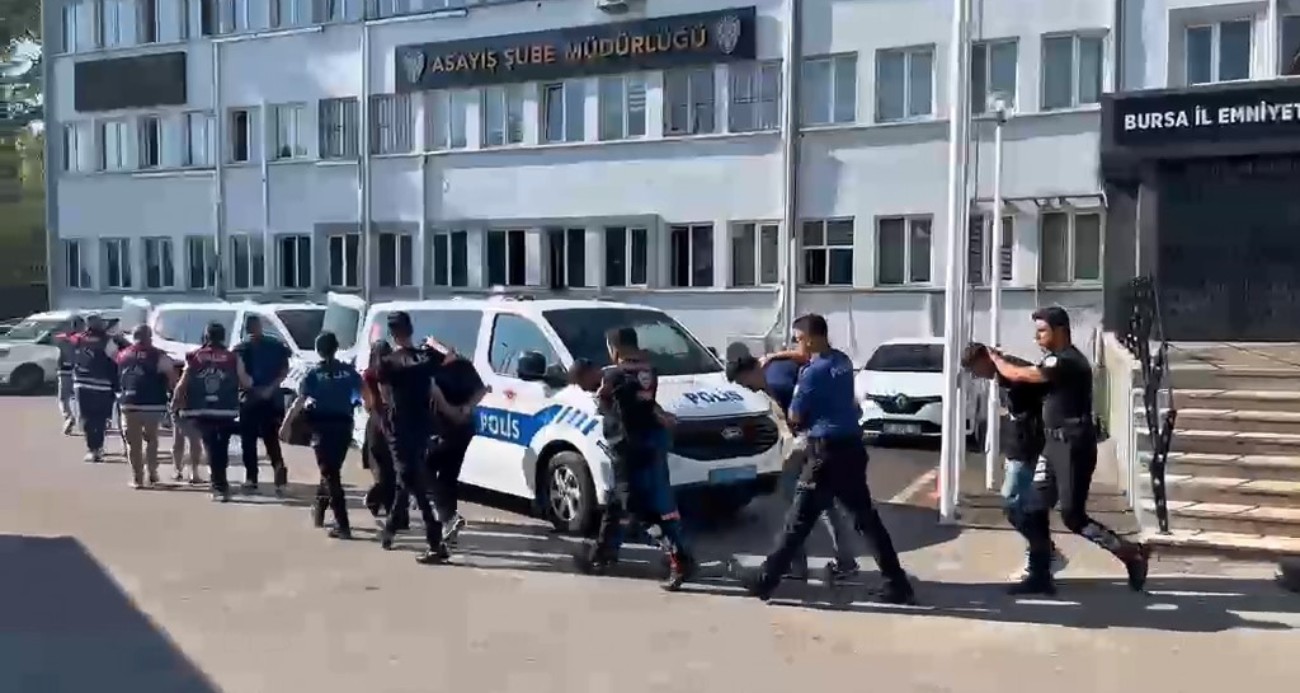 Vatandaşlara zorla hesap açtırıp kara para aklayan şahıslara baskın