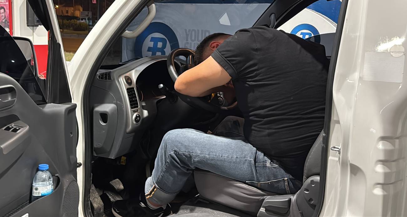 Yasal sınırın 11 katı üzerinde alkollü sürücü akaryakıt alırken direksiyonda sızdı… İlginç anlar kamerada