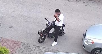 Yavru kediyi önce öptü, sonra boğdu