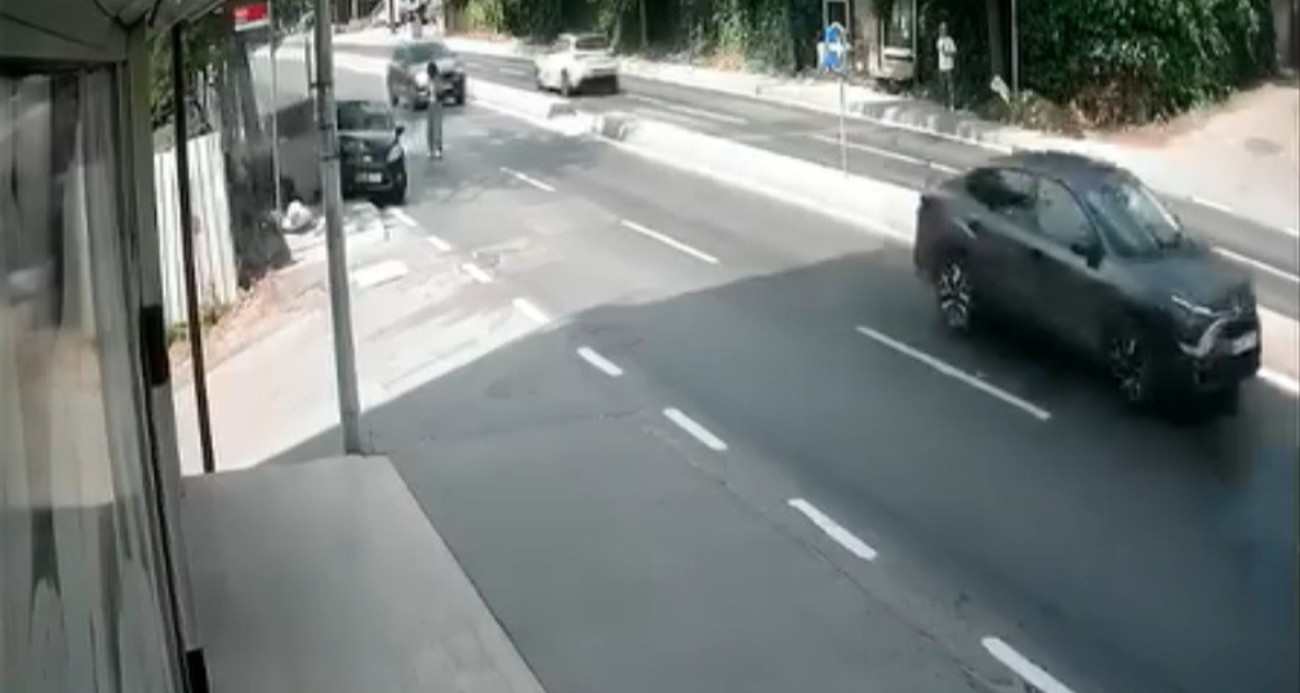 Yayaya çarpmamak için direksiyonu kırdı, kaza böyle geldi