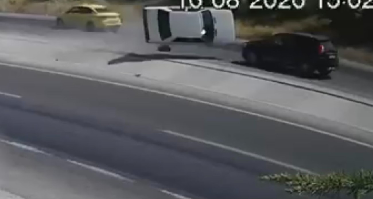 Yola fırlayan parçadan kurtulmak isterken karşı şeride uçarak 2 otomobille çarpıştı: 2 ölü