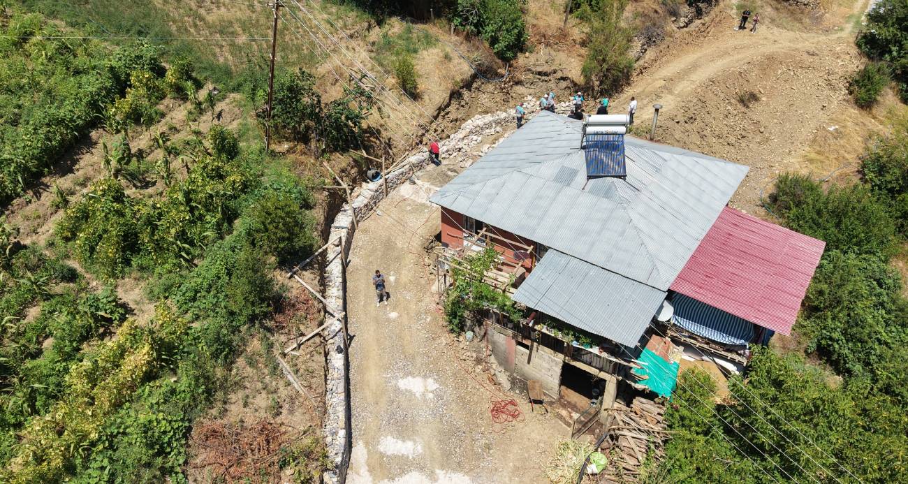Yolu olmayan yatalak vatandaş için köylü arazisini verdi, belediye yol yaptı