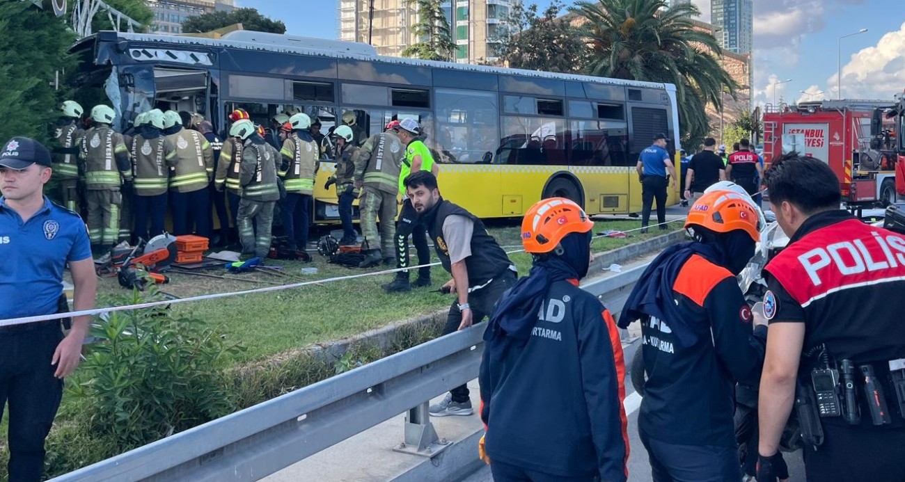 Zeytinburnu’nda İETT otobüsü site duvarına çarptı: Yaralılar var