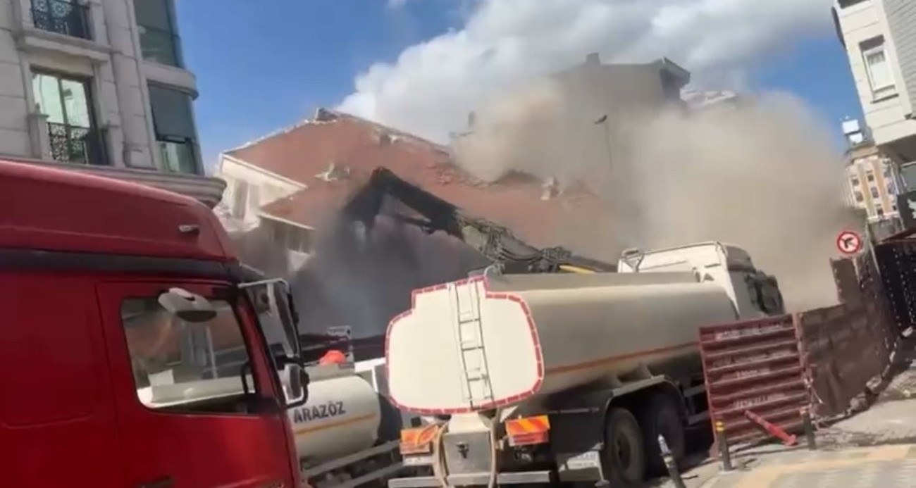 Zeytinburnu’nda yıkım sırasında 4 katlı bina aniden çöktü