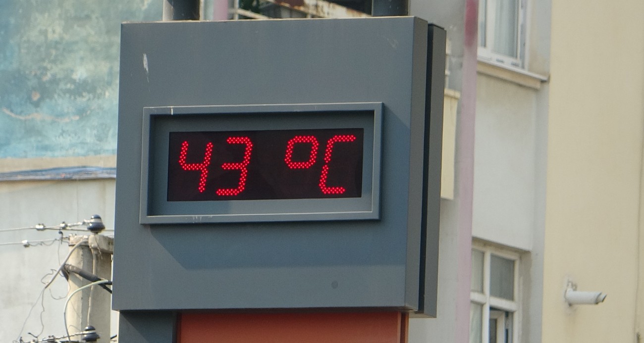 Adana’da termometreler 43 dereceyi gördü, vatandaş sıcağa şiir yazdı