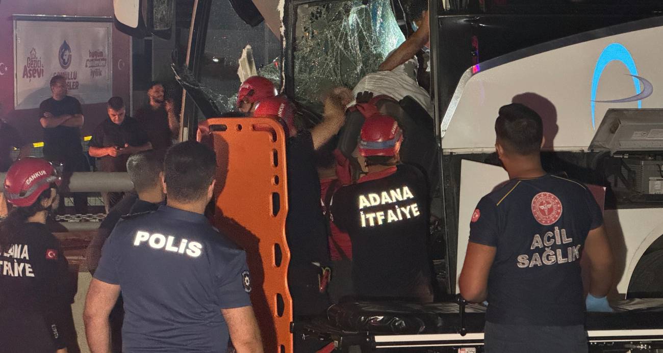 Adana’da yolcu otobüsü alt geçit duvarına çarptı: 11 yaralı