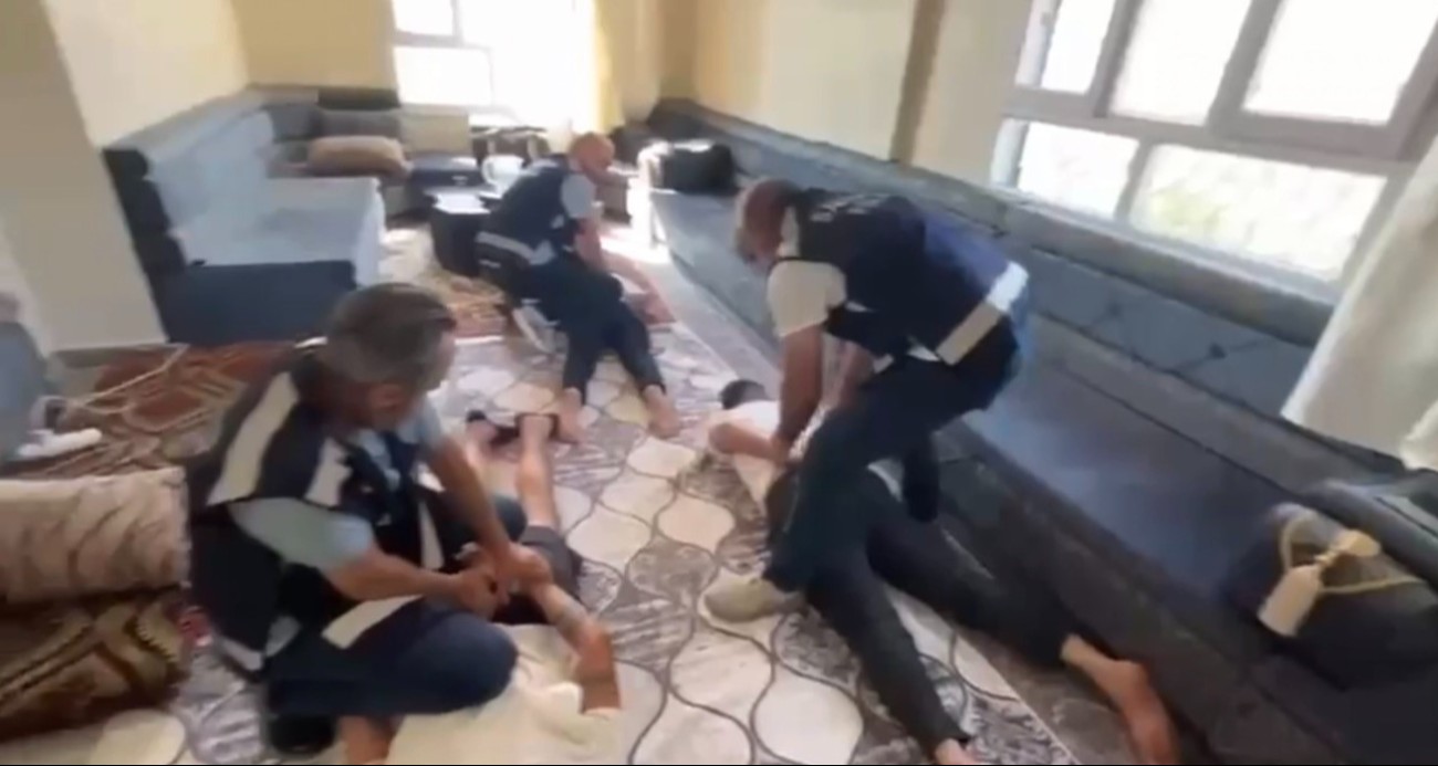 Ağlayan kadını fark eden Samsun polisi izi Şanlıurfa’daki bağ evine kadar sürdü: 2 milyon 329 bin liralık dolandırıcılık yapanlar yakalandı