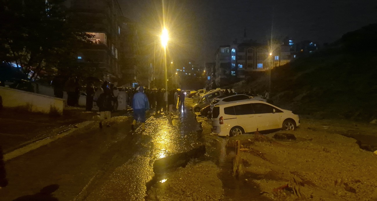 Ankara’da yol çöktü, onlarca araç mahsur kaldı