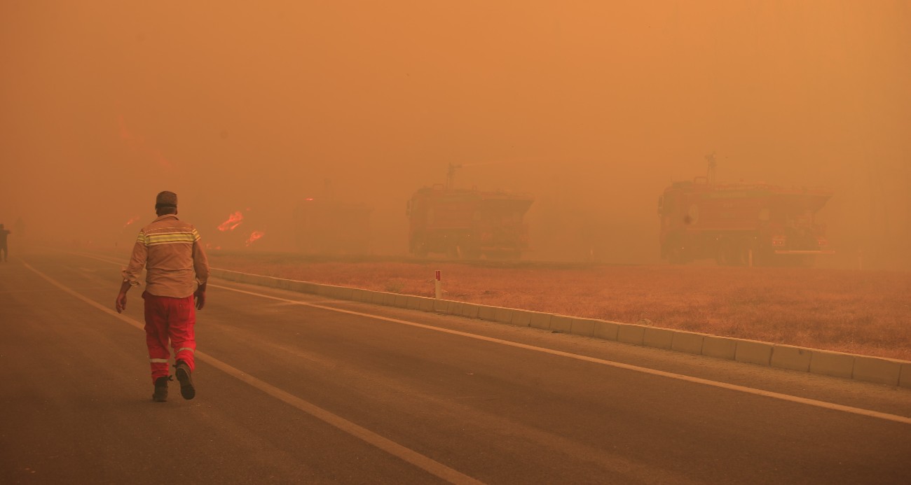 Antalya’da alevlerle mücadele sürüyor: Antalya-Isparta yolu trafiğe kapatıldı
