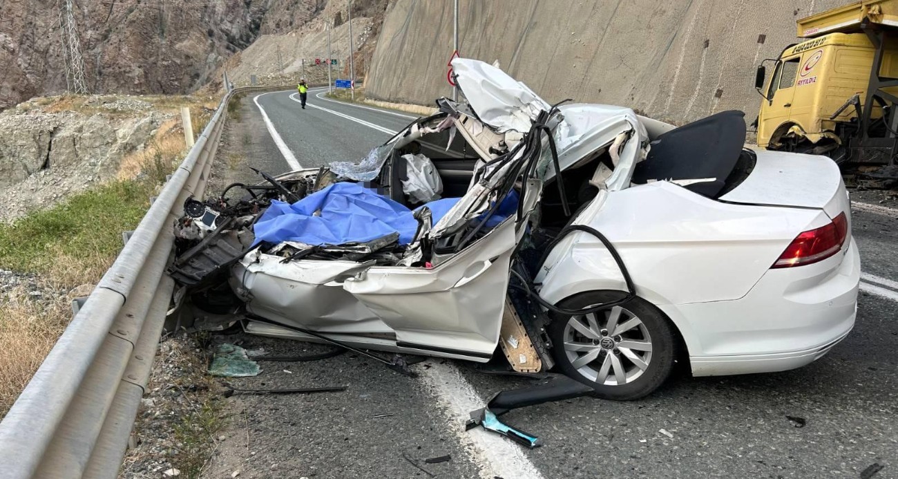 Artvin-Erzurum kara yolunda otomobil kamyonla çarpıştı: 1 ölü