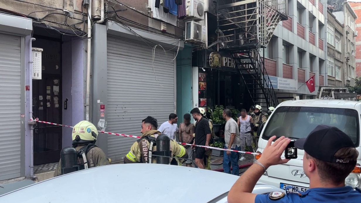 Bakırköy’de 6 katlı otelde yangın: 12 yaralı