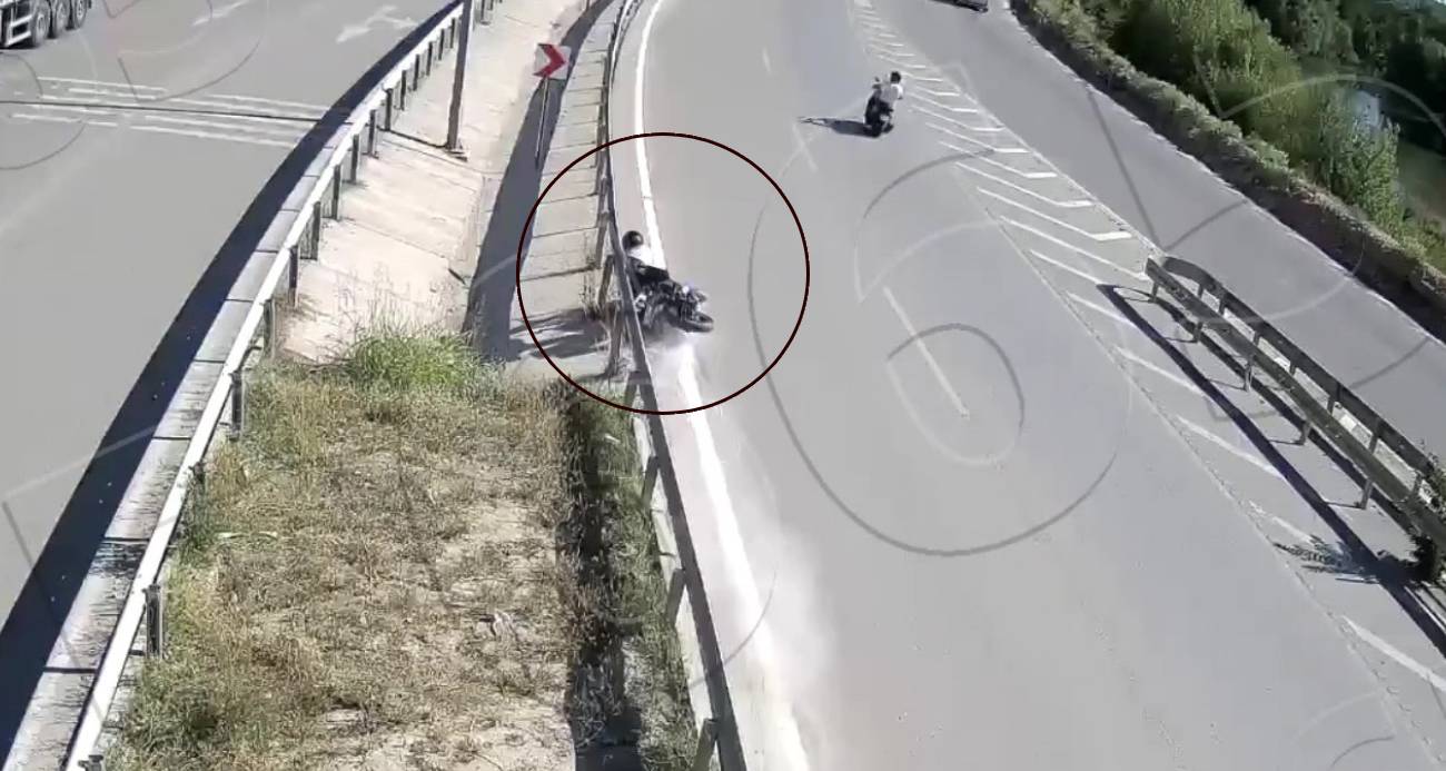 Bariyerlere çarpan motosiklet sürücüsü hayatını kaybetti