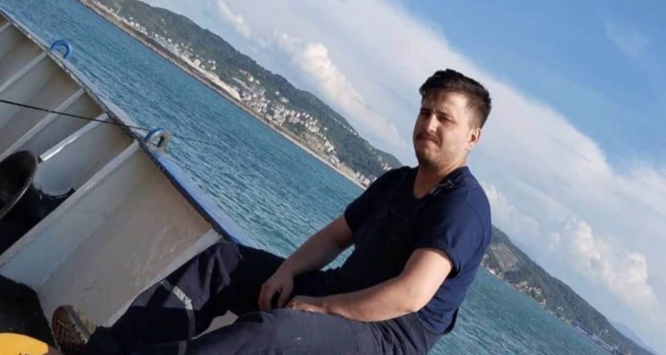 Batan yük gemisinde kaybolan 26 yaşındaki makinistin ailesi umutla haber bekliyor