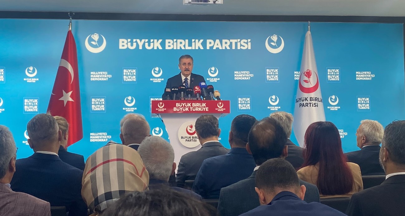 BBP Başkanı Destici: “Orduyla, teröristle, savaşla, silahla yapamadıklarını bu sefer LGBT dernekleri vasıtasıyla aile kurumlarımıza saldırıyorlar”