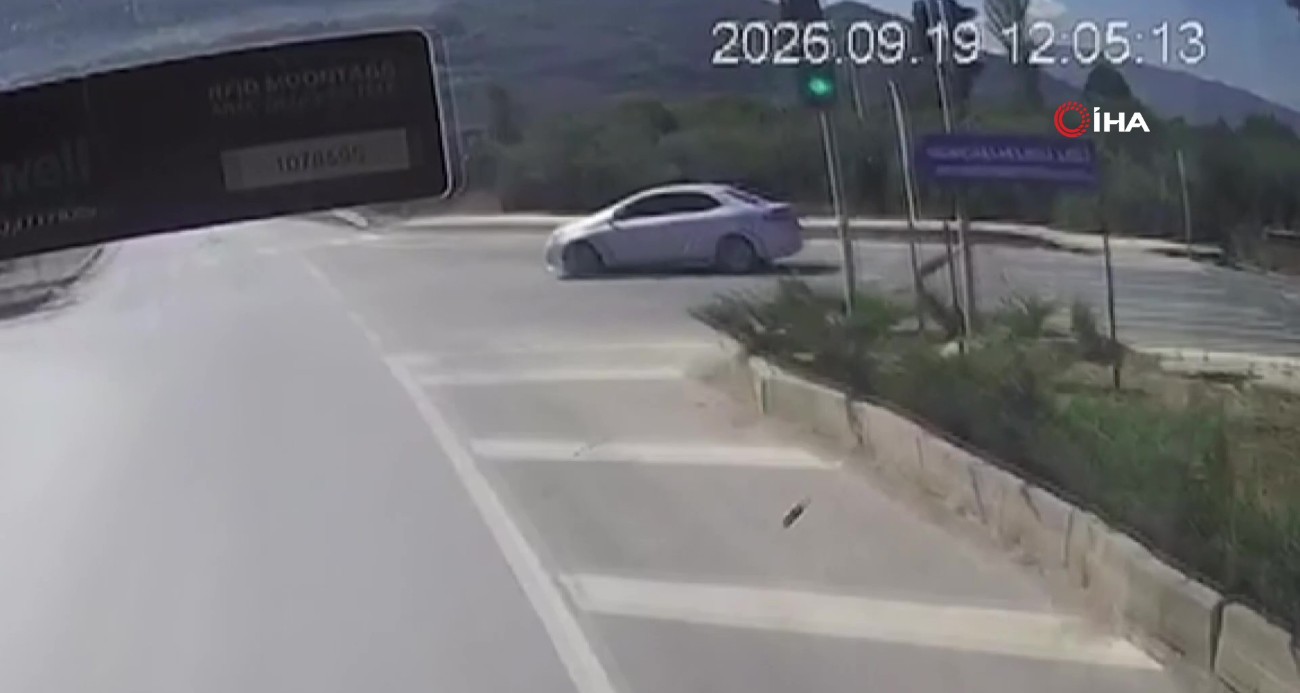 Belediye otobüsündeki kaza anı kameraya yansıdı