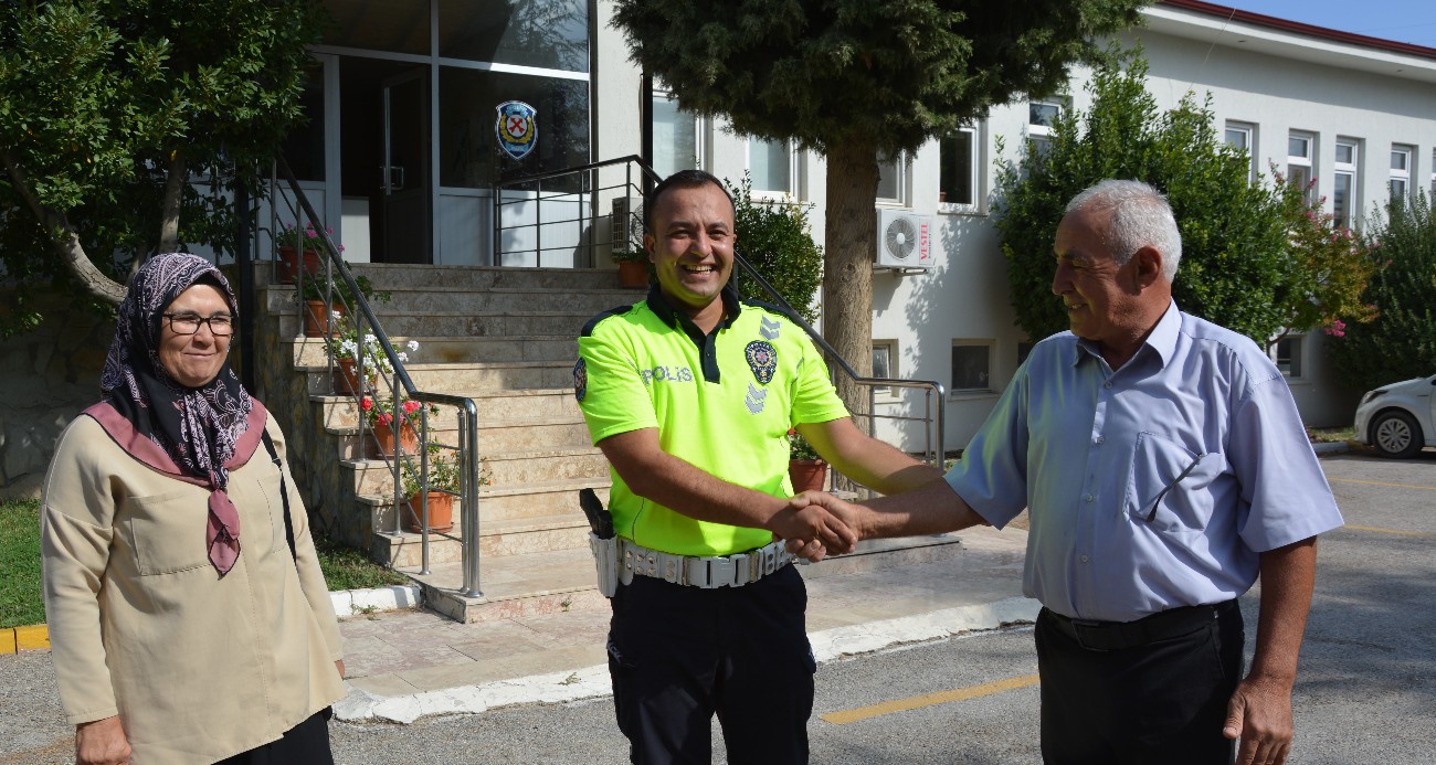 Bulaşık yıkama cezasıyla Türkiye’nin yüzünü güldüren trafik polisi konuştu: “O sıcakta gönlüm el vermedi”